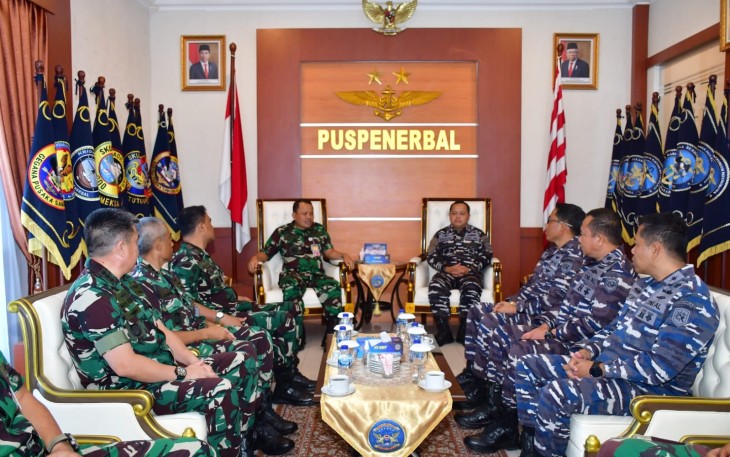 Komandan Pusat Penerbangan TNl Angkatan Laut (Danpuspenerbal) Laksda TNl Sisyani Jaffar menerima Courtesy Call (CC) Komandan Gugus Keamanan Laut (Danguskamla) Koarmada ll, Laksma TNI Teguh Prasetya di Lobby VIP Gedung R. Kasenda Mako Puspenerbal, Juanda, Jumat (12/1/2024)