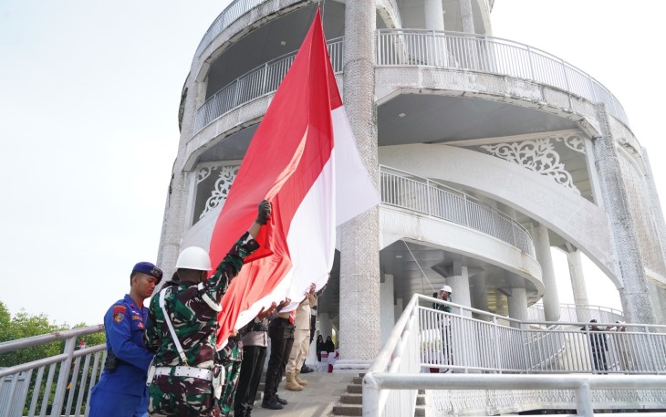 TNI dan Forkopimda Kibarkan Bendera Merah Putih Raksasa di Tower Mangrove Langsa