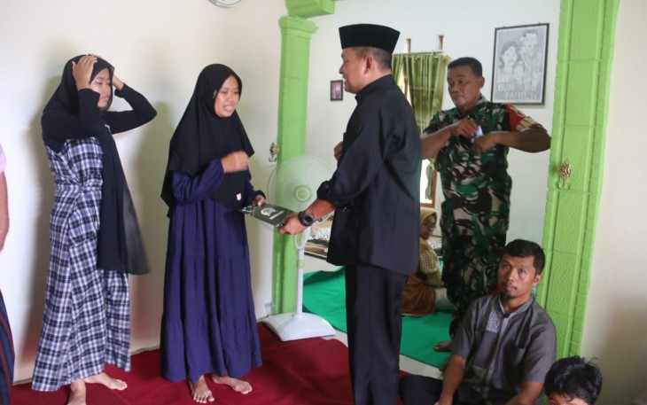 Dandim Madiun saat Takziah ke Rumah Duka Almarhum di Desa Metesih RT 16 RW 05, Kecamatan Jiwan, Kabupaten Madiun, Minggu (18/02/2024).