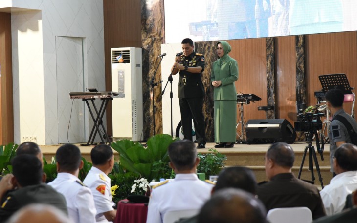 Direktur Latihan (Dirlat) Kodiklatal Brigjen TNI Marinir Widodo mewakili Komandan Kodiklatal Letjen TNI Marinir Nur Alamsyah, menghadiri acara Lepas Sambut  Kasdam V Brawijaya dari Mayjen TNI Niko Fahrizal kepada Brigjen TNI Endro Satoto, bertempat di Gedung Balai Prajurit Kodam V Brawijaya Surabaya, Senin (08/01/2024)