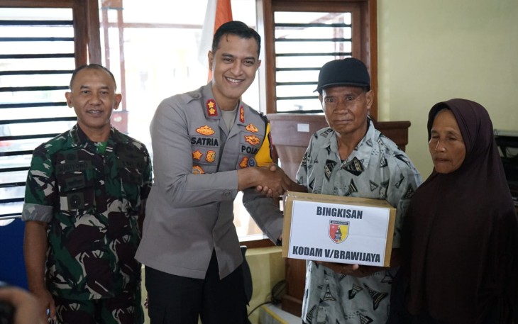  Danrem ditemui usai menyerahkan bansos dalam rangka Bulan Bakti TNI-Polri di Balai Desa Bogorarum, Kecamatan Plaosan, Kabupaten Magetan, Jumat (2/2/2024). 