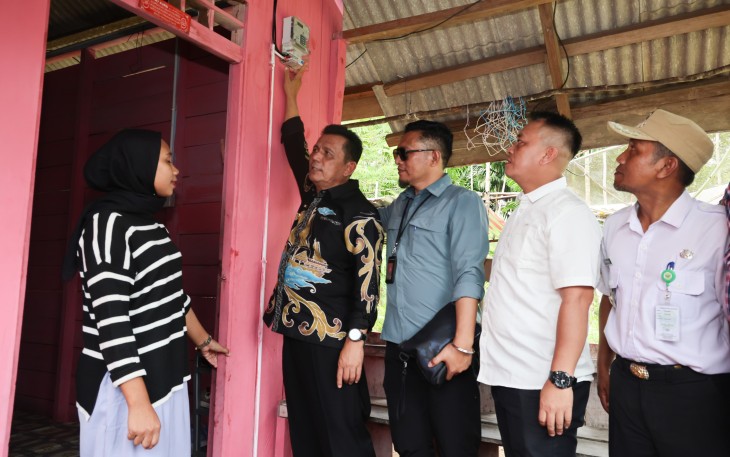 Gubernur Kepulauan Riau, Ansar Ahmad, saat meninjau salah satu rumah warga penerima Bantuan Pasang Baru Listrik (BPBL)