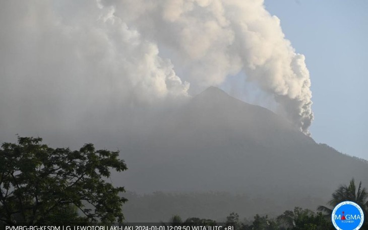 Gunungapi Lewotobi Laki-Laki di Flores Timur, NTT, mengeluarkan abu vulkanik berwarna putih-kelabu saat erupsi pada Senin (1/1). FOTO: PVMBG