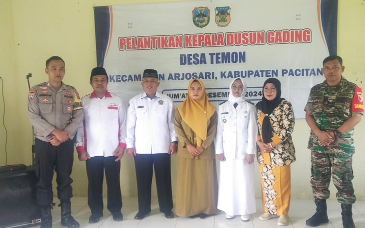 Danramil 0801/03 Arjosari Letda Cke Mirum saat menghadiri acara pelantikan Kepala Dusun Gading, Desa Temon atas terpilihnya Ibu Nahdotul Masfu'ah, yang berlangsung di Gedung PPK Desa Temon, Kecamatan Arjosari, Kabupaten Pacitan,Jumat(27/12/2024).