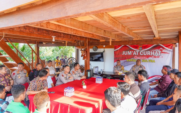 Kapolda Sulawesi Tenggara (Sultra), Irjen Pol Drs. Teguh Pristiwanto, bersama Karo SDM Polda Sultra, Kombes Pol Danang Beny K, S.I.K., M.H, memimpin acara Jumat Curhat yang digelar di Desa Alebo, Kecamatan Konda, Kabupaten Konawe Selatan, pada Jumat, 12 Januari 2024