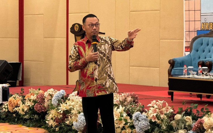 Kepala BPN Kota Depok Indra Gunawan paparkan alur penanganan mafia Tanah dalam Succes Story di Rakerda se-Jawa Barat, Senin-Rabu 22- 24 Juli 2024. (Foto BPN Kota Depok)