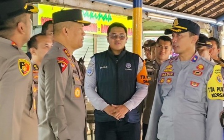 Kapolda Jatim Irjen Pol Imam Sugianto saat pengecekan Terminal Purabaya Jelang Arus Mudik 2024