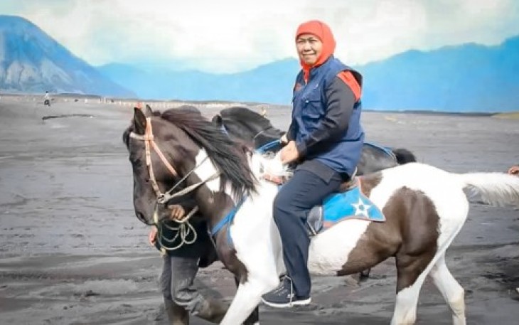 Khofifah Indar Parawansa saat berwisata menunggang kuda di kawasan pegunungan Bromo, Jawa Timur 