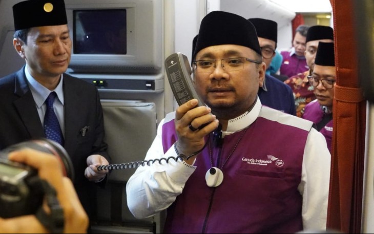 Menag Yaqut Cholil Qoumas saat memberangkatkan calon jemaah haji dengan maskapai penerbangan Garuda Indonesia 