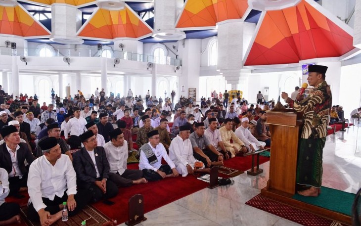 Pj Gubernur Sulsel Prof Zudan Arif Fakrulloh saat bersilaturahmi dengan masyarakat usai salat jumat di masjid 99 Kubah, Makassar, Jum'at (24/5)