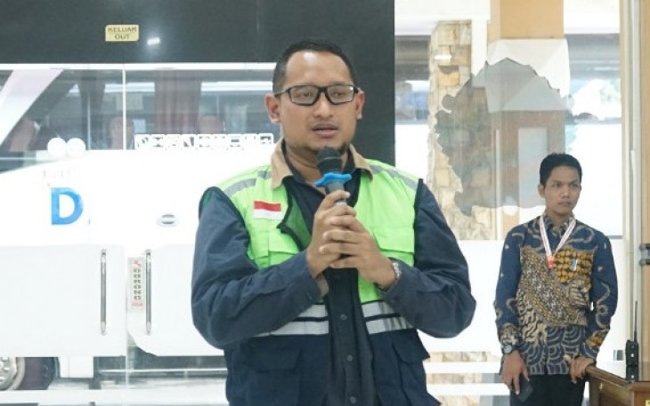 Vice President Umroh dan Haji Garuda Indonesia, Ubay Ihsandi saat memberikan keterangan pers di gedung Muzdalifah, Asrama Haji Donohudan 