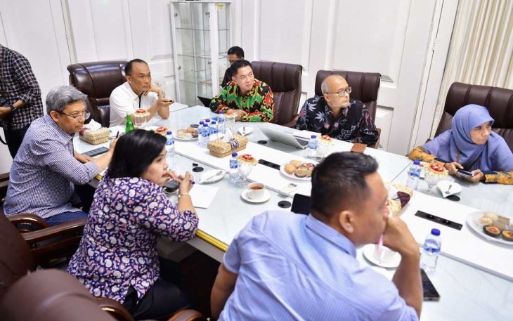 Pj Gubernur Sulbar Prof Zudan Arif Fakrulloh saat memimpin rakor inflasi di rumah jabatan gubernur, Sabtu (25/5)