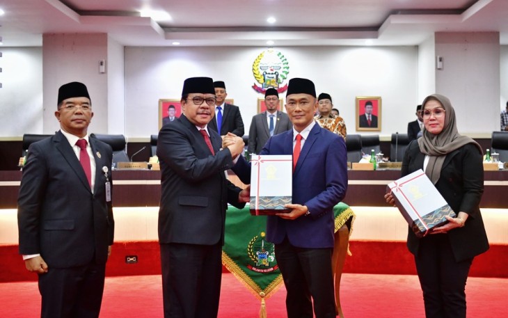 Pj Gubernur Sulbar Prof Zudan Arif Fakrulloh saat menerima hasil laporan BPK RI 