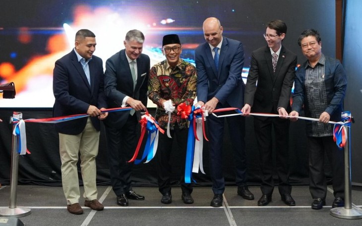 Pj Gubernur Sulsel Prof Zudan Arif Fakrulloh menggunting pita resmikan kantor Konsulat Kroasia di Makassar 