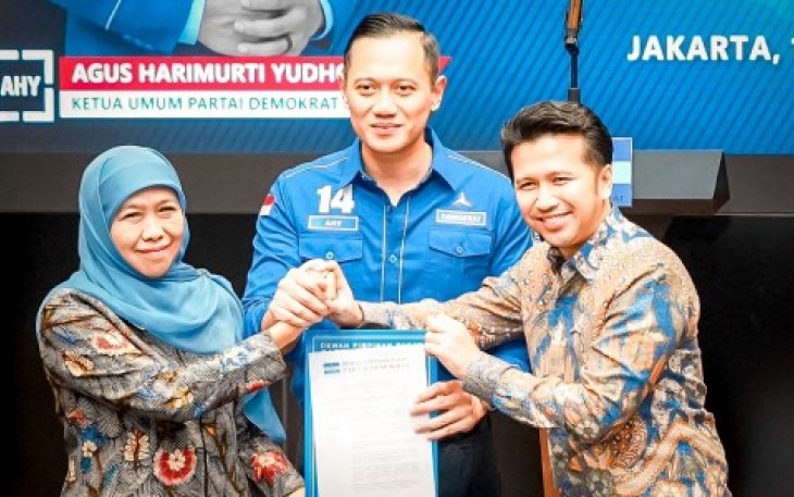Ketua umum Partai Demokrat, Agus Harimurti Yudhoyono saat menyerahkan SK Rekomendasi usung pasangan Khofifah Indar Parawansa - Emil Dardak di Jakarta, Rabu (10/7)