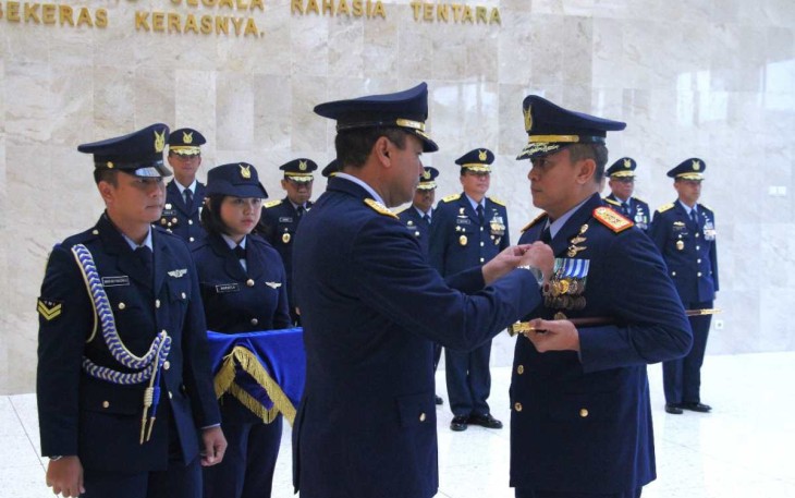 Kasau Marsekal TNI M Tonny Harjono saat menyematkan Bintang Swa Bhuwana Paksa Pratama ke Pangkoopsud I di Jakarta, Kamis (11/7)