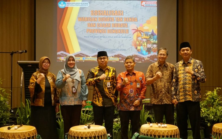 Asisten I bidang Pemerintahan dan Kesejahteraan Rakyat Provinsi Bengkulu Khairil Anwar membuka Acara Sosialisasi Pencatatan Warisan Budaya Takbenda (WBTb) dan Cagar Budaya di Provinsi Bengkulu di Mercure Hotel Bengkulu, Selasa (5/2)