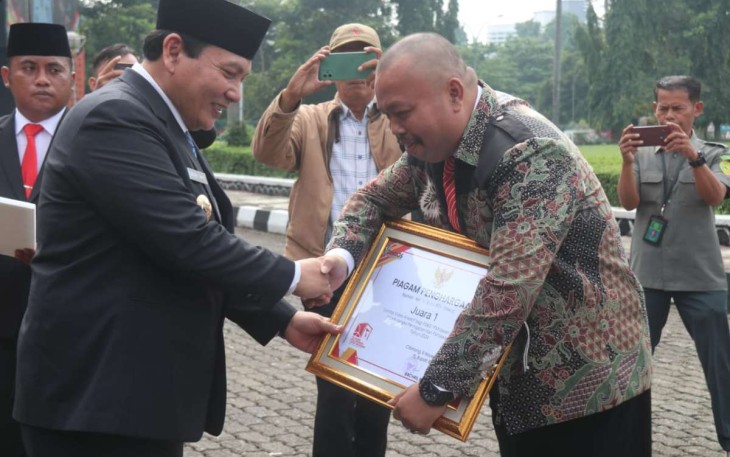 Pj Bupati Bogor Bachril Bakri saat memberikan penghargaan usai upacara peringatan hari Pahlawan, Minggu (10/11)