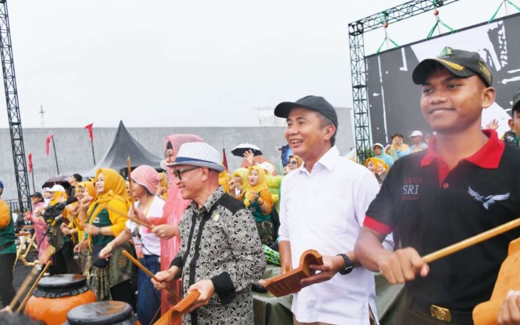Pj Gubernur Jabar Bey Mahmudin turut menabuh genteng sebagai alat musik di Riksa Budaya Jawa Barat, Kab Majalengka, Senin (11/11)