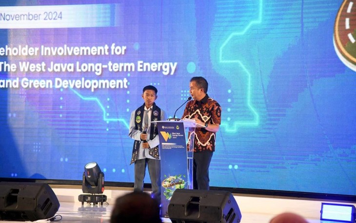 Pj Gubernur Jabar Bey Machmudin saat berdialog dengan salah satu pelajar di Kota Bandung