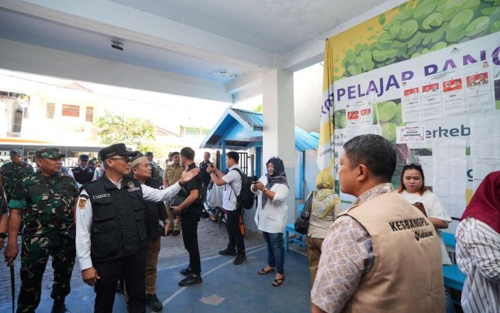 Pj Gubernur Sulsel Prof Zudan Arif Fakrulloh saat meninjau pelaksanaan Pilkada di TPS, Kota Makassar, Rabu (27/11)