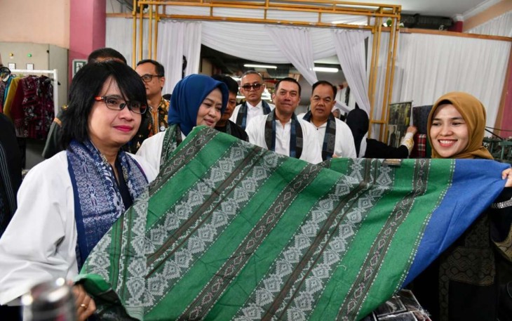 Pesona tenun unggulan Majalaya, Kabupaten Bandung, Selasa (3/12)