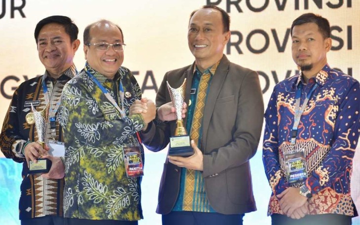 Pj Gubernur Sulsel Prof Zudan Arif Fakrulloh saat menerima piala APBD Award 2024 di Jakarta, Rabu (18/12)