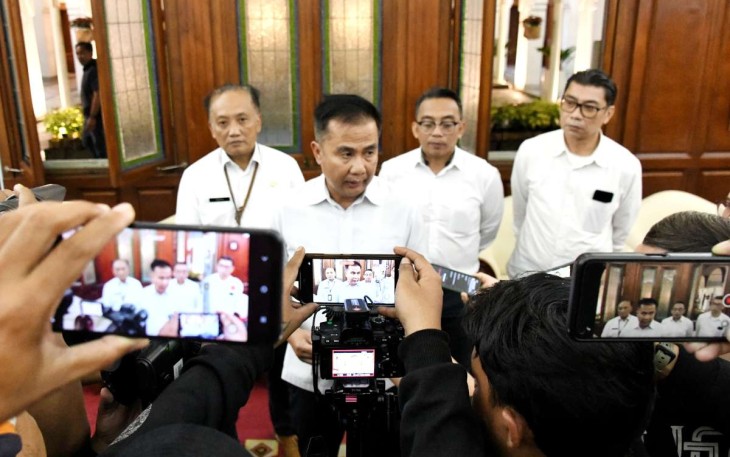 Pj Gubernur Jabar Bey Machmudin saat memberikan keterangan pers di Bandung, Rabu (18/12) malam