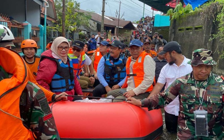 Pj Gubernur Sulsel Prof Zudan Arif Fakrulloh bersama Mensos Saifullah Yusuf saat meninjau lokasi banjir bandang di blok 8 perumnas Antang, Makassar, Rabu (25/12)