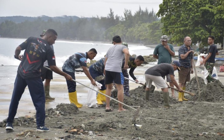 TNI AL saat Bersihkan Sampah di Pantai Hamadi Papua