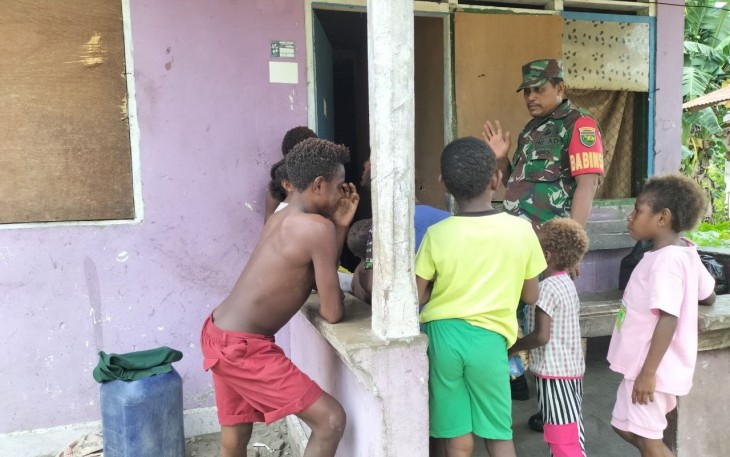 Babinsa Koramil 1710-07/Mapurujaya Berikan Imbauan Kepada Anak-Anak Agar Menjauhi Minuman Keras