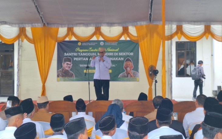 Wamentan Harvick dalam acara Program Santri Tani Nasional, di Pondok Pesantren Karang Kadempel, Desa Jiwan, Kecamatan Jiwan - Kabupaten Madiun, Jawa Timur, Selasa (6/2/2024).