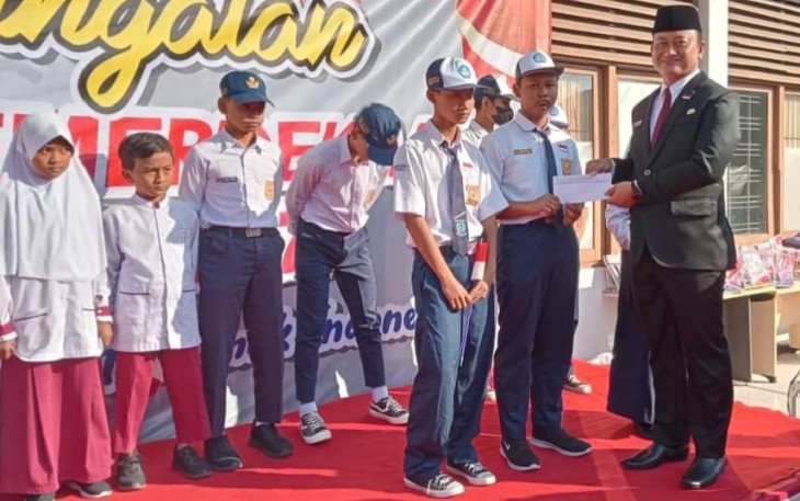 Kepala Diskuktrans ESDM Aris Murtopo menyerahkan  santunan kepada sejumlah anak yatim siswa SD dan SMP usai upacara peringatan HUT Kemerdekaan RI ke-79, di halaman kantor Diskuktrans ESDM Karanganyar
