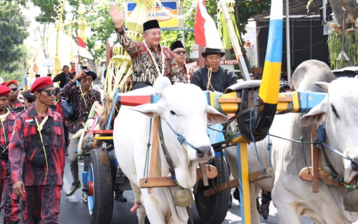  Pasangan Bakal Calon Bupati dan Wakil Bupati Karanganyar, Rober Christanto - Adhe Eliana, naik pedati menuju Kantor KPU Karanganyar, Kamis (29/8/2024)