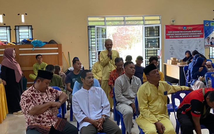 Masyarakat Tembeling Minta Kepada Wakapolres Bintan Agar Tiang Listrik yang Condong Dibenahi
