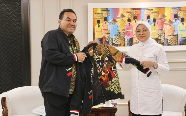 Bupati Blora Arief Rohman menyerahkan jaket buatan UMKM Blora kepada Menteri Ketenagakerjaan Ida Fauziyah (foto tengah)
