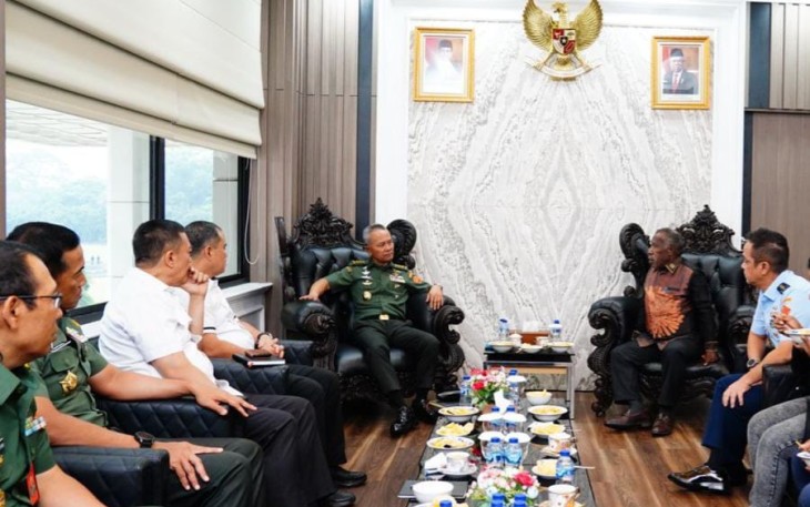Kasum TNI Terima Kunjungan Mantan Pj Bupati Nduga