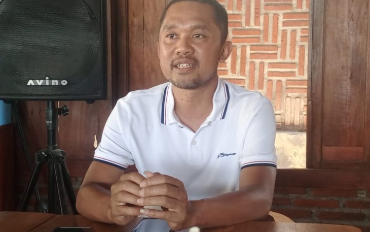Paryono, politisi senior PDIP, saat berbincang dengan wartawan di Karanganyar pada Senin (30/9/2024)