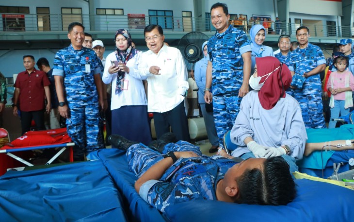 Danlanud Sultan Hasanuddin Dampingi Kasau dan Ketua Umum PMI Kunjungi Kegiatan Donor Darah Acara Hari Bakti TNI Angkatan Udara
