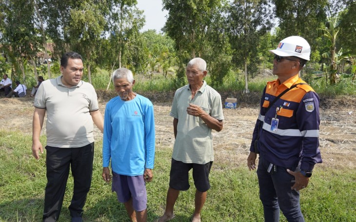 Arief Rohman (kiri) didampingi petugas KAI bertemu dengan Mbah Sarmo dan Mbah Jamin, sang penyelaat kecelakaan kereta api Dharmawangsa