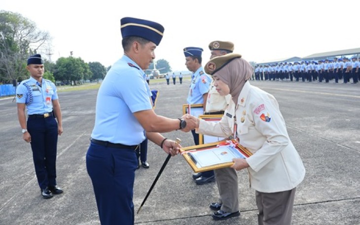 Danlanud Sultan Hasanuddin Berikan Piagam Penghargaan Kepada Personel Yang Memasuki Purnah Tugas