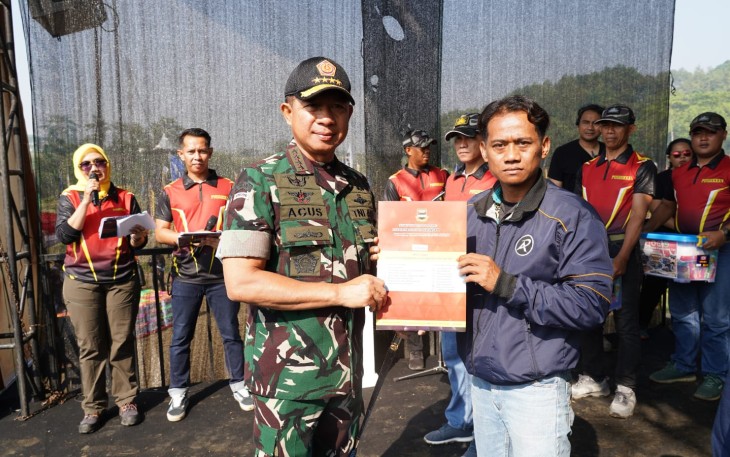 Panglima TNI Buka PRIMA 4X4 Challenge dan Berikan Paket Sembako Serta Akte Kelahiran Kepada Masyarakat Padalarang