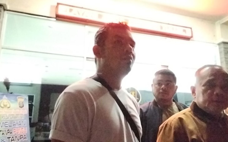 Riski Ibrahim Siregar (kaus putih), Kepala Desa Pudun Jae, Kecamatan Padangsidimpuan Batunadua, Kota Padangsidimpuan usai melapor ke Polda Sumut, Senin (18/11/2024)