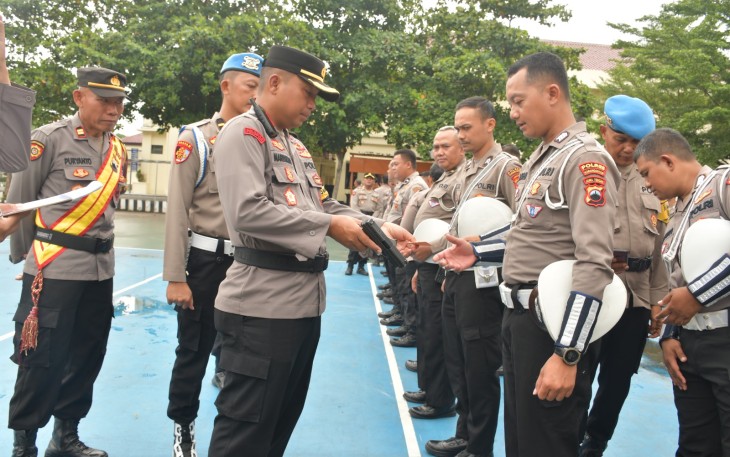 Wakapolres Karanganyar Kompol Mardiyanto memeriksa senjata api dinas milik personel di Lapangan Apel Wira Satya Mapolres Karanganyar