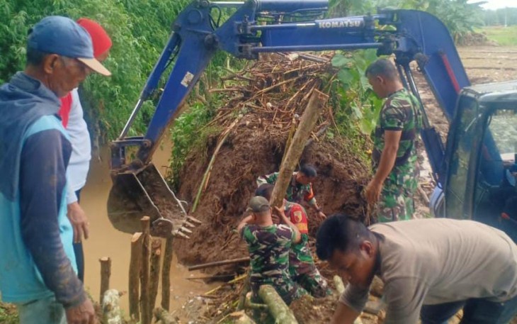 Anggota Kodim Ponorogo Bersama Warga Karya Bakti Benahi Tanggul Jebol