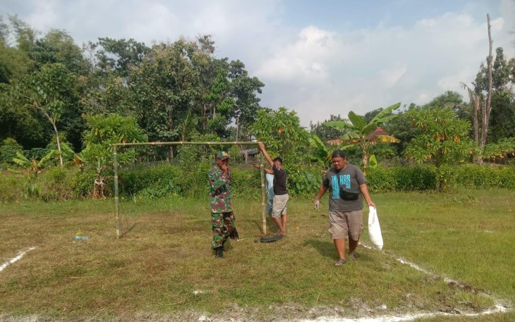 Sertu Wartono anggota Koramil Tipe B 0802/17 Pulung, Kodim 0802/Ponorogo hari ini melaksanakan kerja bakti bersama warga Dusun Jalakan Desa Wotan Kecamatan Pulung Kabupaten Ponorogo, Kamis (26/12/2024)