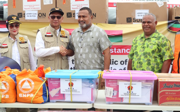 Kepala BNPB Letjen TNI Dr. Suharyanto S.Sos., M.M., sebagai ketua delegasi memimpin langsung pengiriman bantuan kemanusiaan ke Vanuatu. Badan Nasional Penanggulangan Bencana (BNPB) memastikan bantuan kemanusiaan dari Pemerintah Republik Indonesia untuk korban bencana tiba dengan selamat di Vanuatu