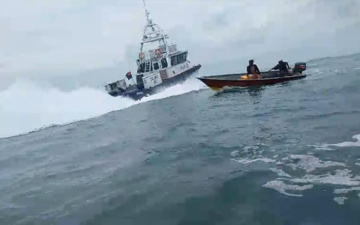 Personel KN Pulau Dana-323 Bakamla RI mendatangi nelayan di Pulau Terong untuk menindaklanjuti laporan terkait insiden pengusiran nelayan Indonesia oleh Singapore Police Coast Guard (SPCG). Insiden ini terjadi pada Selasa (24/12)