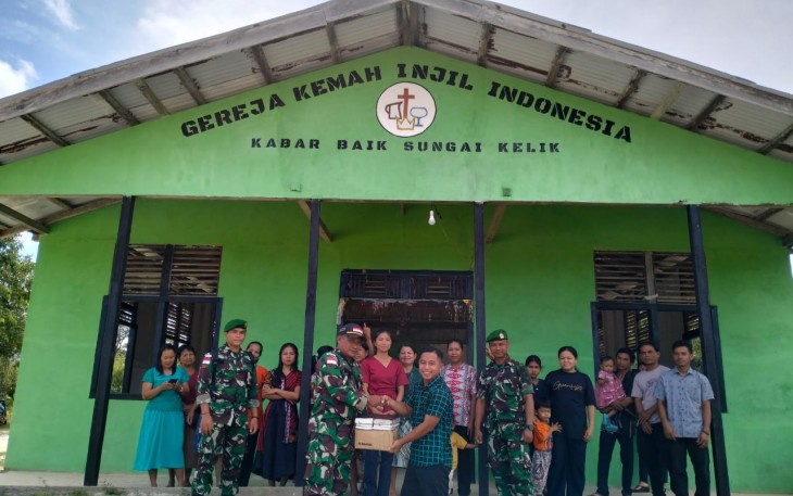 Satgas Pamtas RI-Malaysia Yonzipur 5/ABW saat Berbagi Al Kitab di Gereja Kemah Injil Indonesia