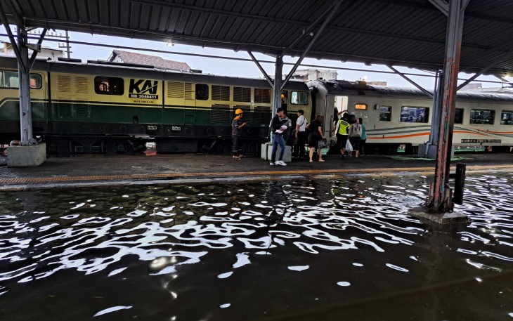 Kondisi stasiun Semarang Tawang yang terdampak banjir mengakibatkan sejumlah kereta mengalami pembatalan dan pelayanan dialihkan ke stasiun Semarang Poncol